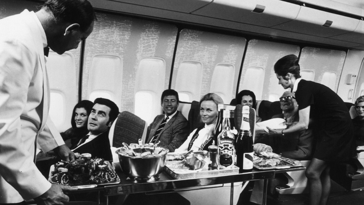 "Nawodnienie, libacja i uniesienie - drinki w locie". Pod takim hasłem kryje się otwarta na lotnisku w San Francisco wystawa prezentująca historię podawania napojów (i ich rodzaje) na pokładach samolotów w ciągu ostatnich 80 lat.