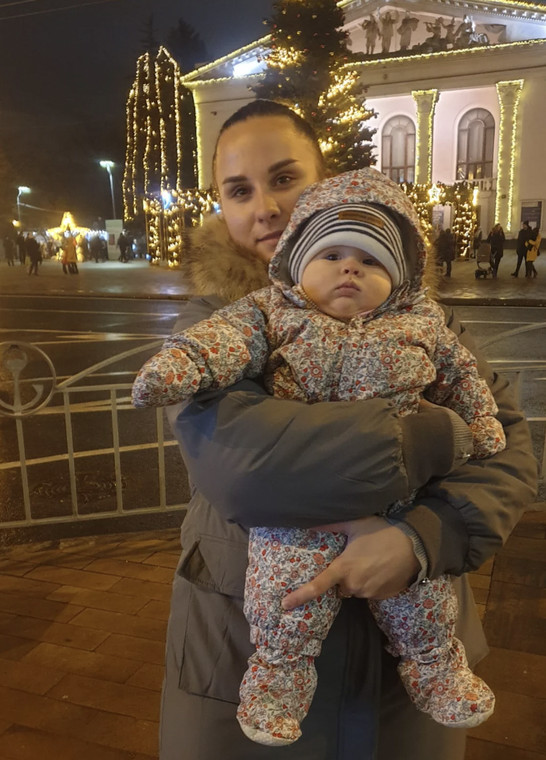 Daria z córką przed Teatrem Dramatycznym w Mariupolu.