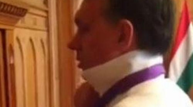 Orbánnak nem megy a nyakkendőkötés - videó