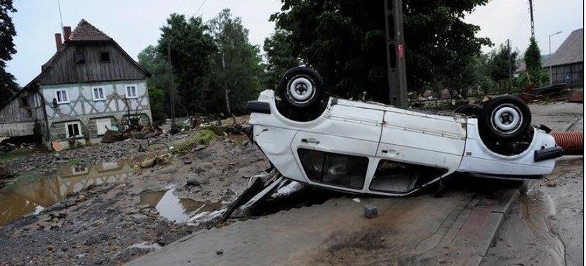 Auto porwała woda