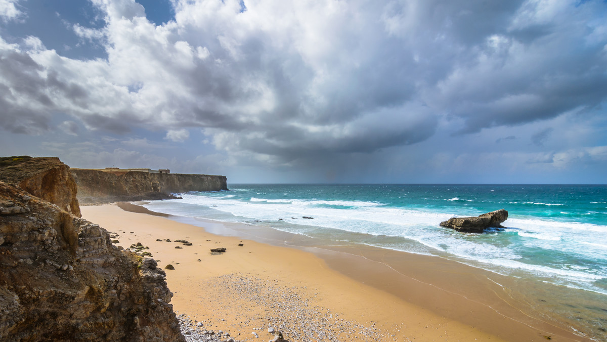 W czasie domowej izolacji, Turismo de Portugal zachęca Portugalczyków i cudzoziemców do odkrywania Portugalii dzięki książkom. Zaprasza do poznawania miast, wiosek, wybrzeża oceanu, rzek i gór dzięki historiom i słowom zapisanym przez pisarzy i poetów. 