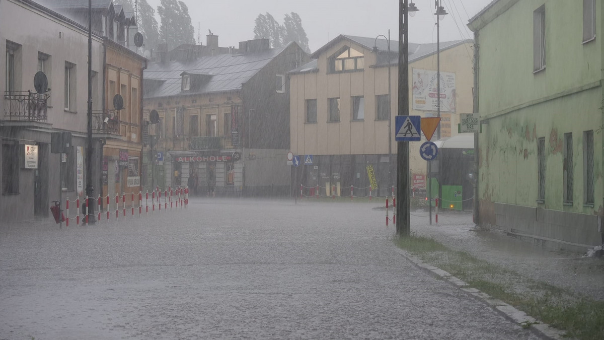 Burze, grad i ulewne deszcze nad Polską! Ulice zamieniły się w rzeki, woda zalała piwnice