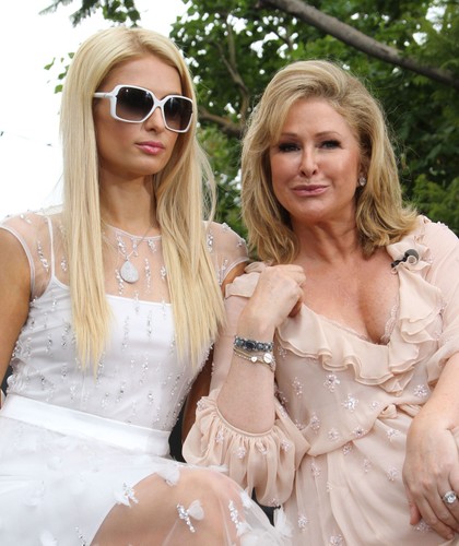 Paris Hilton podarowała matce Kathy zegarek ze swojej kolekcji, który na specjalne zamówienie hotelowej dziedziczki został ozdobiony dziesiątkami diamencików. Koszt takiego prezentu to około 10 tysięcy dolarów.