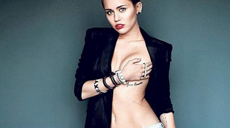 Melltartó nélkült pózol Miley Cyrus