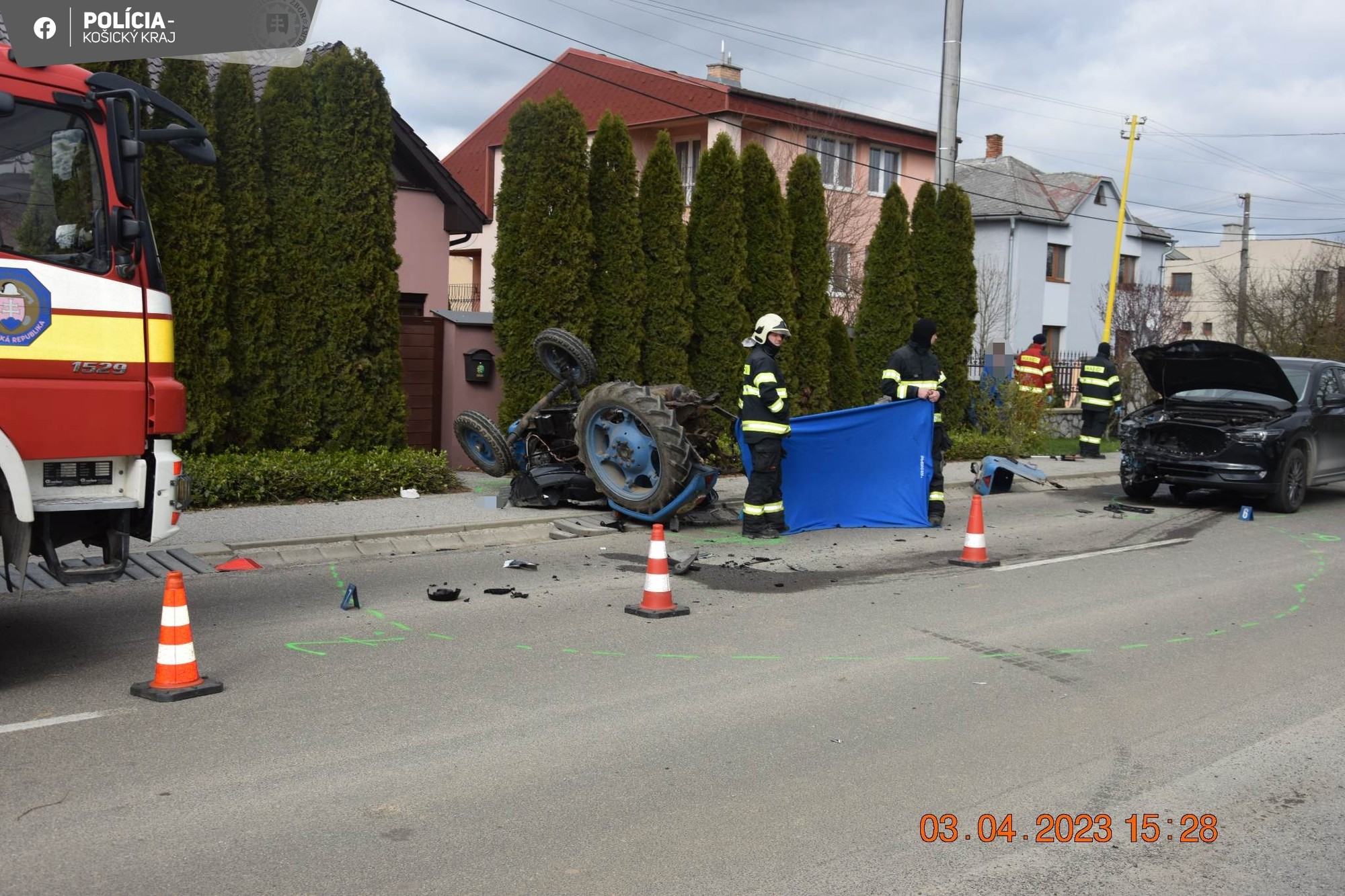 Po náraze sa traktor prevrátil kolesami nahor a vodič ostal zakliesnený pod traktorom.