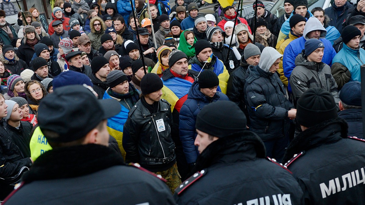 Demonstranci w Kijowie nadal blokują siedziby prezydenta oraz rządu. Noc na Majdanie Niepodległości spędziło kilka tysięcy osób. Dyplomacja UE podkreśliła, że możliwe jest omówienie wdrażania umowy na linii Ukraina-UE, ale nie - ponowne otwarcie negocjacji.