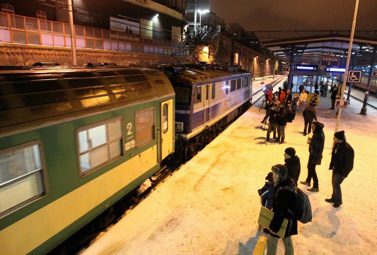 Dworzec kolejowy Szczecin Główny. Przyjazd opóźnionego ponad 18 godzin pociągu TLK "Wiking" relacji Katowice-Szczecin