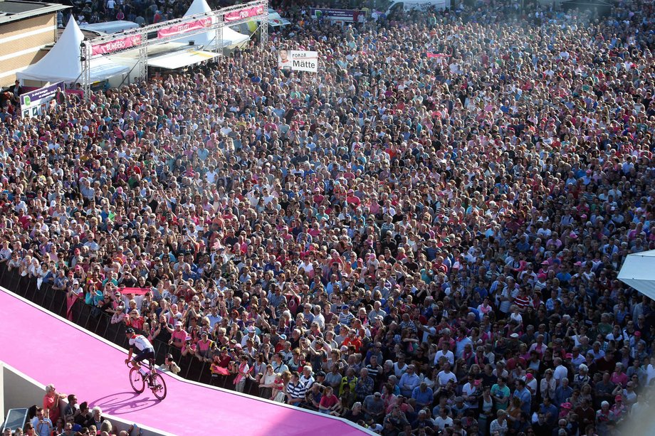 The Giro started in the Netherlands this year and kicked off with a team presentation. Some people showed up.