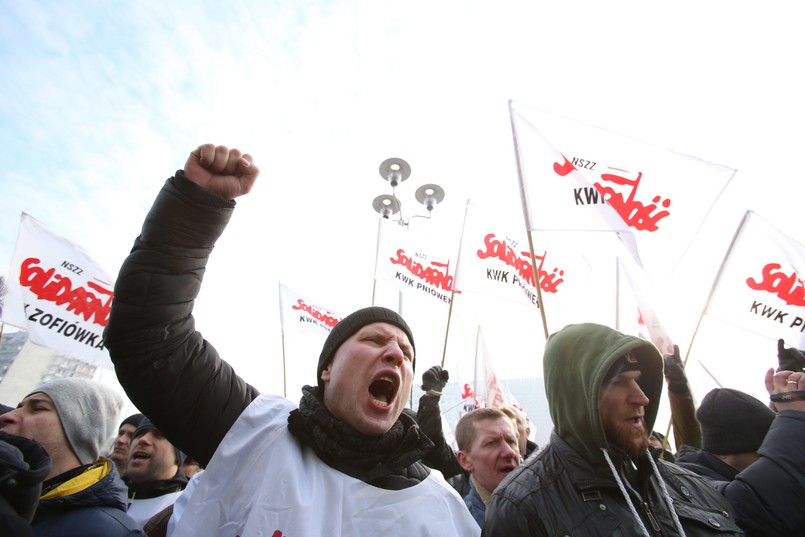 Przed budynkiem spółki zgromadziło się około 2 tysięcy górniczych związkowców. Domagają się oni odwołania prezesa JSW Jarosława Zagórowskiego, którego obarczają za fatalne wyniki finansowe spółki.