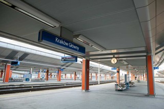 Kraków wznawia dezynfekcję chodników, przystanków, placów. Decyzja w związku z wprowadzeniem żółtej strefy