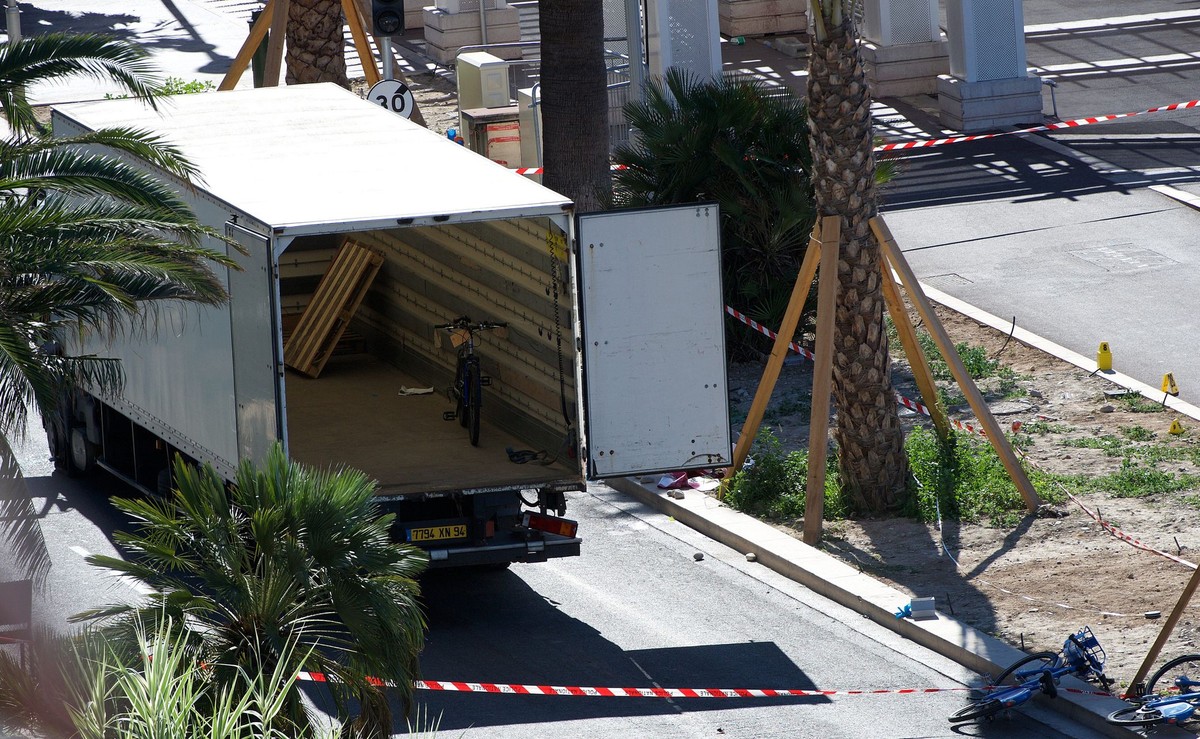 Ciężarówka, której zamachowca użył do ataku w Nicei
