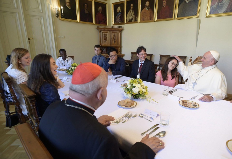 Młodzi ludzie zjedli obiad z papieżem Franciszkiem