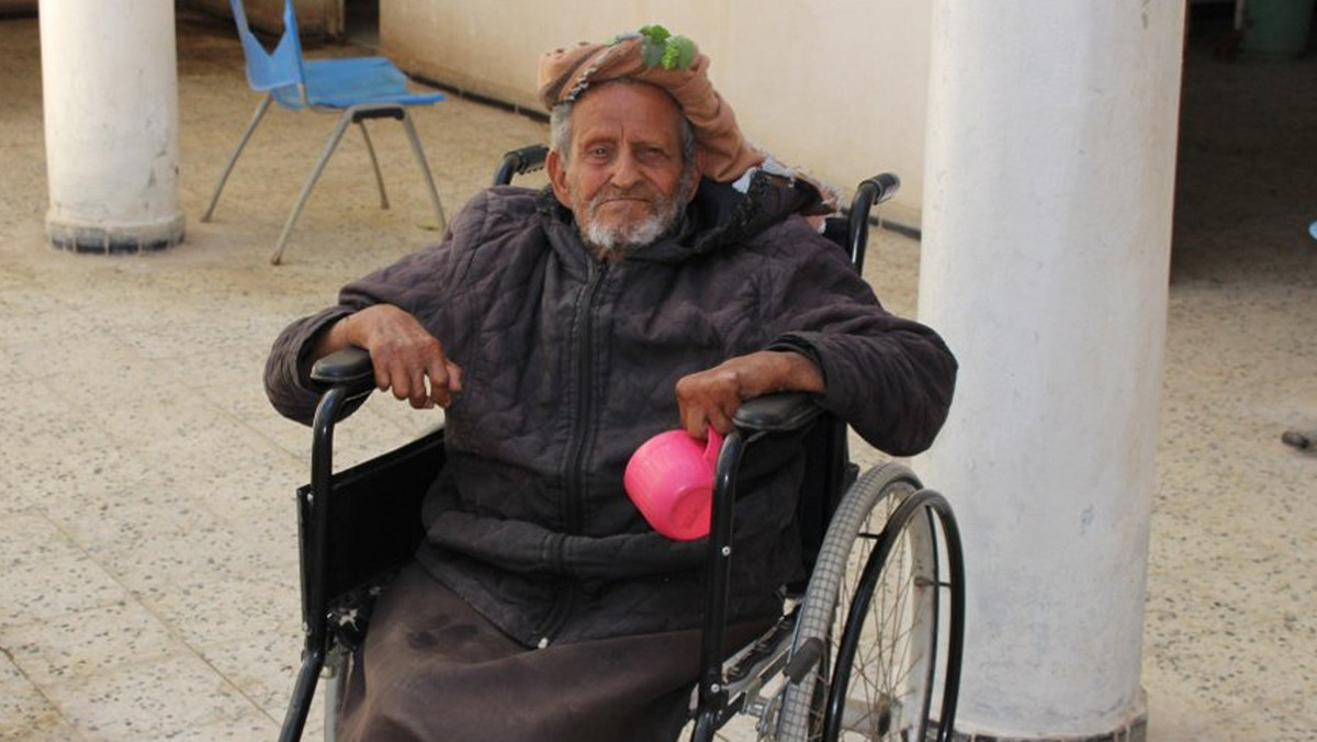 Przed wybuchem wojny domowej w Jemenie na początku 2015 roku Qasim al-Salahi mógł liczyć na wsparcie swojej rodziny i plemienia. Odkąd zdiagnozowano u niego trąd, musiał szukać wsparcia gdzie indziej - informuje telewizja Al-Dżazira.
