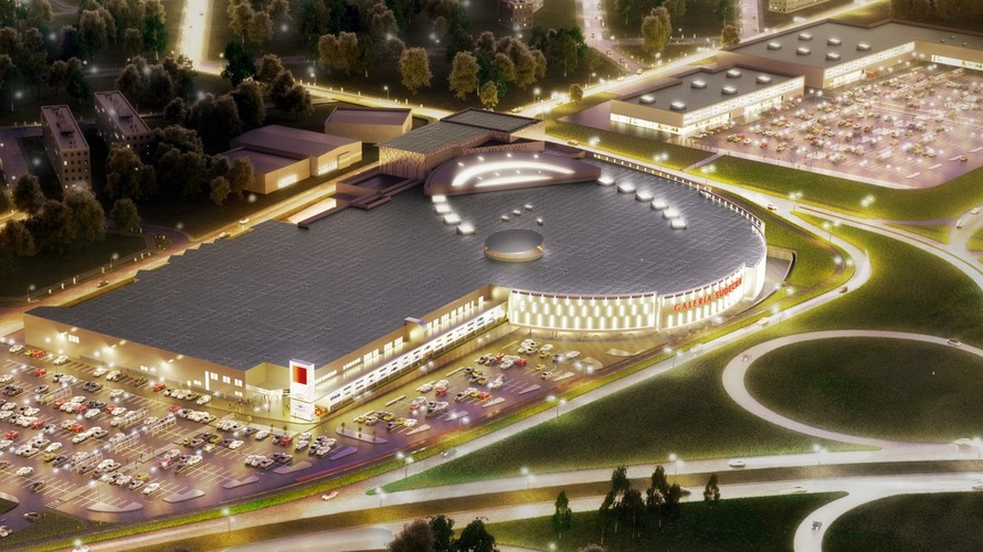 'Klientom Galerii Sudeckiej chcemy zapewnić możliwie najszerszą ofertę oraz maksymalny komfort robienia zakupów, czyli m.in. duży i wygodny parking. Uważamy, że przy rosnącej sprzedaży internetowej to, co przyciągnie klientów do centrum handlowego to właśnie wygoda oraz bogata oferta rozrywkowa i gastronomiczna. Dlatego budujemy największy i najbardziej komfortowy parking na 1 800 miejsc. Stawiamy nie tylko na zakupy, ale również na rozrywkę. Stąd w Galerii Sudeckiej jedyne w regionie wielosalowe kino firmy Helios, największy fitness w mieście Fabryka Formy czy centrum zabaw dla dzieci. Sudecka będzie miała również najszerszą ofertę gastronomiczną oraz największy w mieście sklep typu dom i ogród' - powiedział Materny, cytowany w komunikacie.