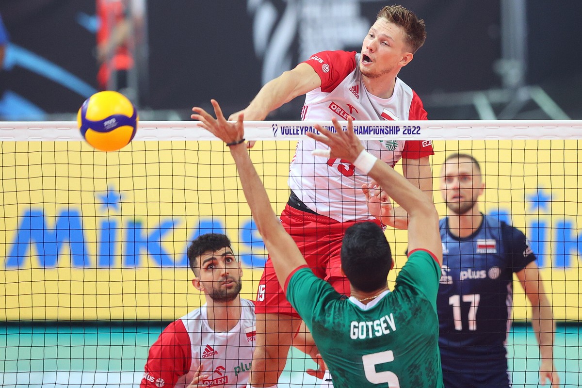 Jakub Kochanowski (góra) i Svetoslav Gotsev (dół) z Bułgarii podczas meczu grupy A mistrzostw świata siatkarzy w Katowicach