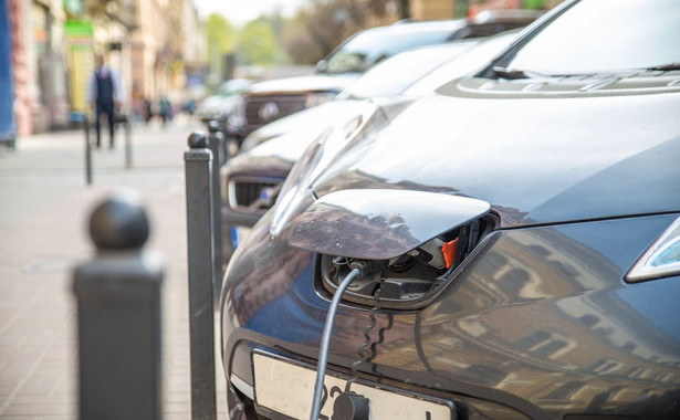 Zebrane w nim środki (6,75 mld zł w ciągu 10 lat, według szacunków resortu) mają wspomóc samorządy w rozwoju elektromobilności, w tym w wymianie aut na elektryczne.