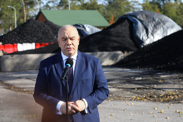 Wicepremier, minister aktywów państwowych Jacek Sasin podczas konferencji prasowej w Otwocku