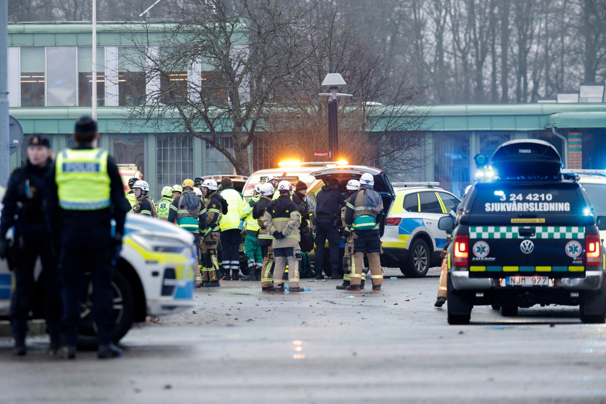 Policajti a záchranári zasahujú na mieste incidentu v škole Risbergska vo švédskom meste Örebro.
