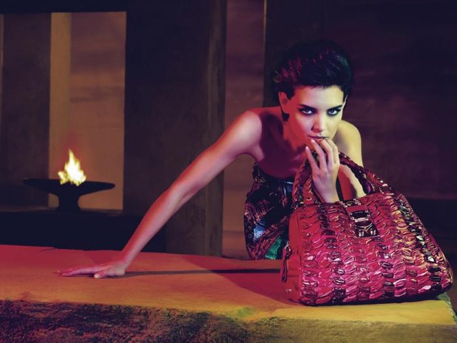 Katie Holmes pozuje w wiosennej kolekcji Miu Miu.