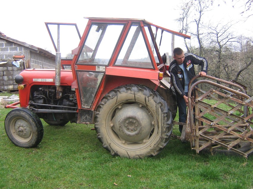 Traktori stoje jer su njive raskvašene
