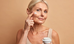 Najlepsze kosmetyki na zmarszczki - jakie kremy anti-aging wybrać?