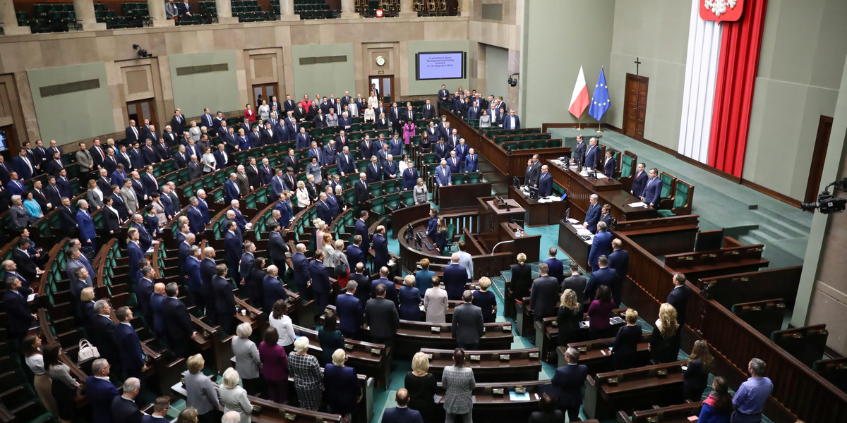 PiS przepchnął ustawę "kagańcową". Polacy niewiele o niej wiedzą