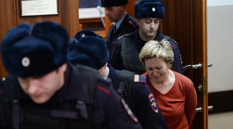 A pláza vezetője, Nagyezsda Szuddenok zokogva ment a rendőrök iözött a bíróságra /Fotó: AFP