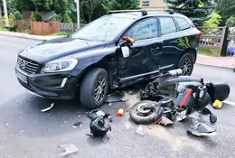 Tragedia w Tomaszowie. Zajechał drogę motorowerowi. Kierowca jednośladu zmarł mimo wysiłków ratowników