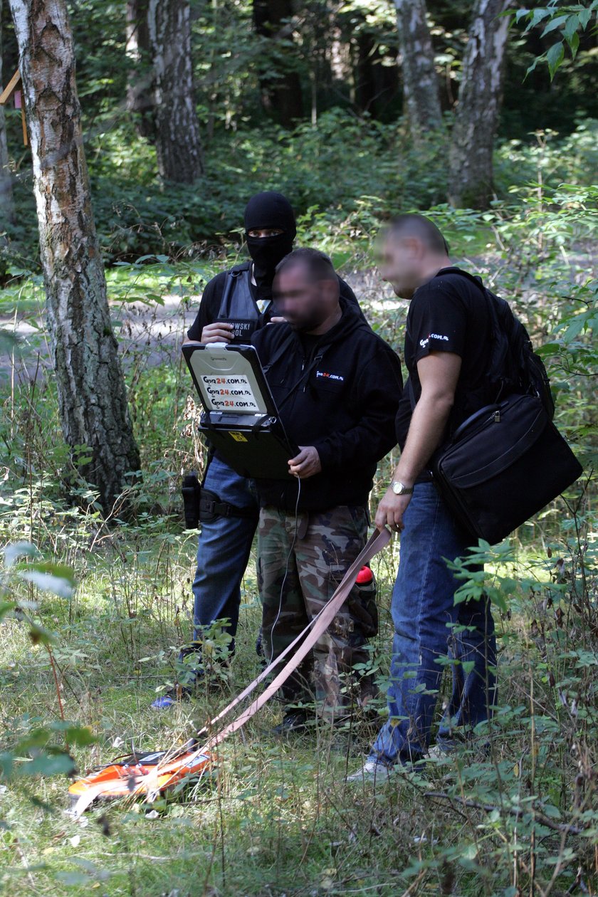 Ekipa z biura detektywa Krzysztofa Rutkowskiego z georadarem