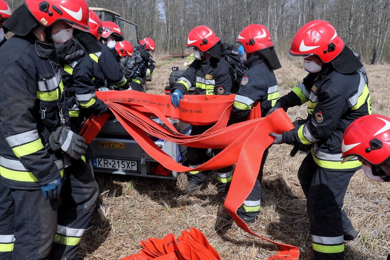  Strażacy podczas pracy w Biebrzańskim Parku Narodowym w pobliżu wsi Wroceń