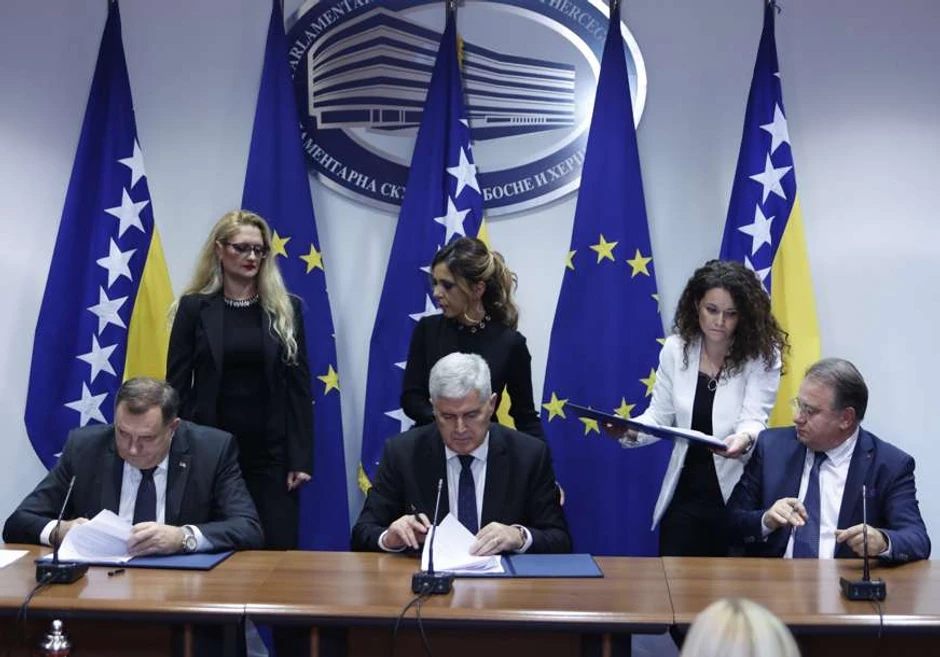 Potpisivanje sporazuma SNSD HDZ Osmorka