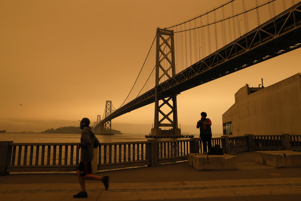 epa08657795 A view of the San Francisco Bay Bridge under an orange overcast sky in the afternoon in San Francisco, California, USA, 09 September 2020. California wildfire smoke high in the atmosphere over the San Francisco Bay Area blocked the sunlight and turned the sky a dark orange and yellow shade for most of the day. EPA/JOHN G. MABANGLO Dostawca: PAP/EPA.