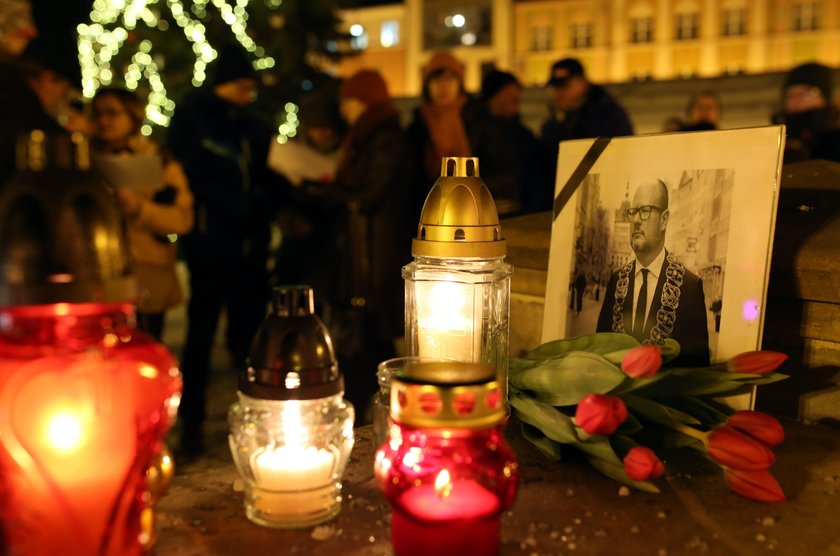 Chojnice. Symboliczne znicze w gecie solidarnoci z Gdaskiem