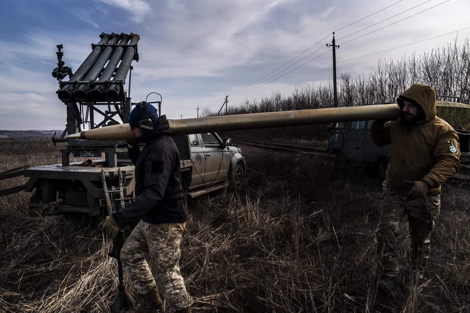 Ukraińscy żołnierze ładują wyrzutnię Grad przy linii frontu w rejonie Doniecka.