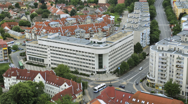 A Kecskeméti Rendőrkapitányság ötödik emeletéről ugrott ki a férfi / Fotó: MTI - H. Szabó Sándor