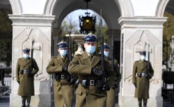 Żołnierze w maseczkach przy Grobie Nieznanego Żołnierza w Warszawie [FOTO i WIDEO]