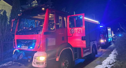 Mnóstwo wozów strażackich niedaleko aresztu śledczego w Warszawie. W budynku szalał ogień