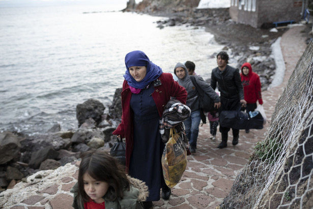 17 łodzi z ponad 800 migrantami dotarło we wtorek na włoską wyspę Lampedusa, co oznacza wyraźne nasilenie się ich napływu z brzegów Afryki. Łodzie wypłynęły z Tunezji i Libii, gdzie działają gangi przemytników ludzi.