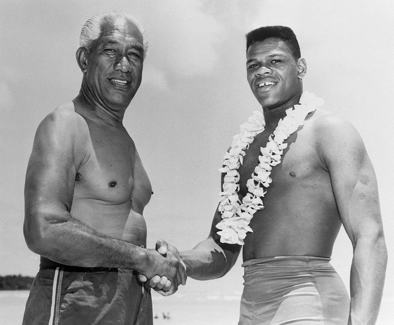 Duke Kahanamoku (po lewej)