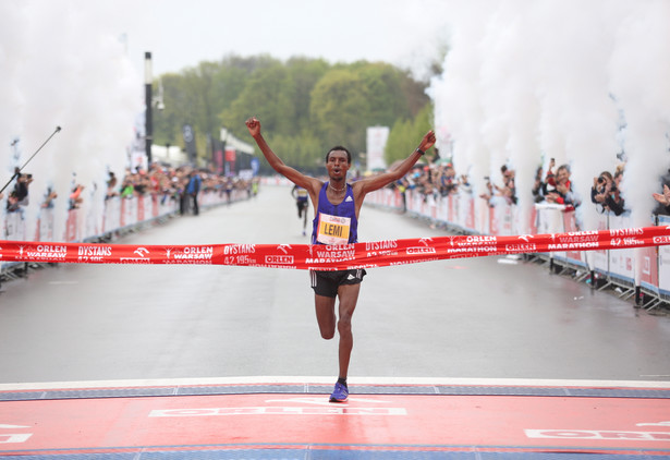Etiopczyk Hayle Berhanu Lemi zwycięzca Orlen Warsaw Marathon przekracza linię mety