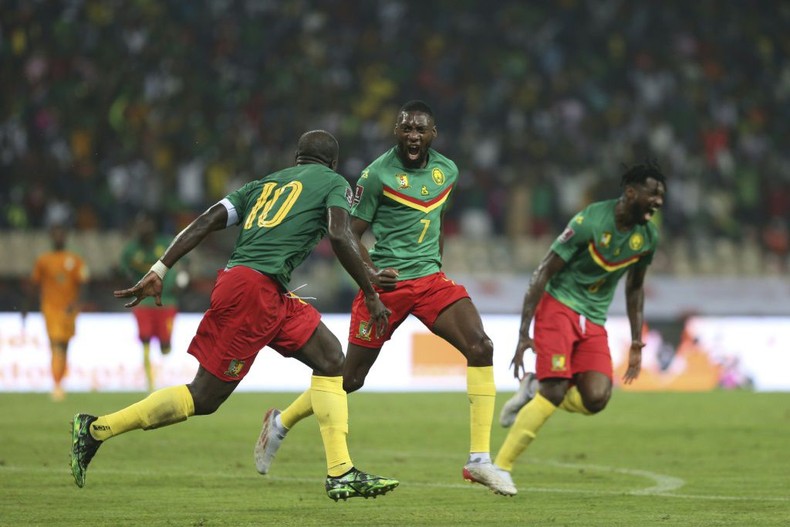 L'attaquant camerounais Carl Togo Agombi (C) célèbre après avoir marqué le but qui a battu la Côte d'Ivoire mardi lors des éliminatoires de la Coupe du monde à Yaoundé.