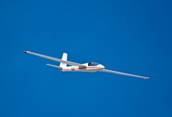 Śmierć pilota koło Ostrowa Wielkopolskiego; szybowiec nagle uderzył w ziemię