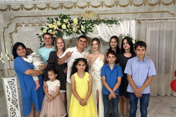 "OD KUĆE NIJE OSTALO NIŠTA, POD RUŠEVINAMA DELOVI TELA..." Ovo je porodica koju su Rusi danas ubili: "Ceo svet je potreban da se zaustavi ovakvo zlo" (FOTO)