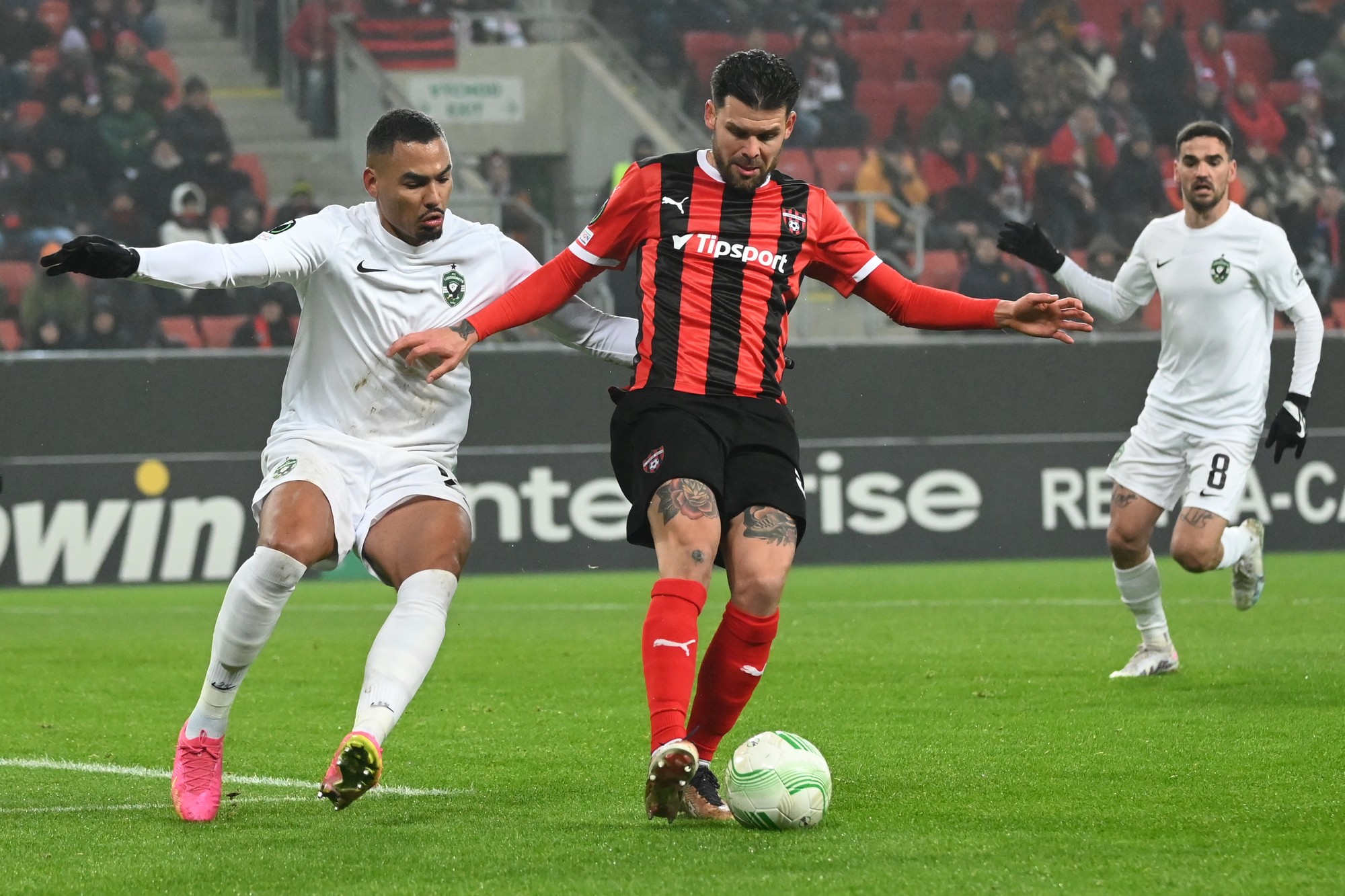 Vpravo hráč Spartaka Michal Ďuriš a hráč Ludogorca Olivier Verdon.