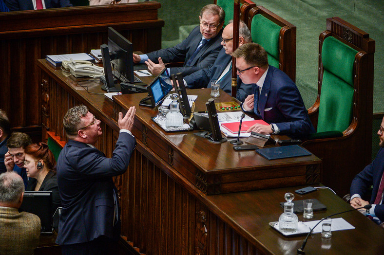 Spięcie na sali sejmowej między marszałkiem Sejmu Szymonem Hołownią a posłem PiS Michałem Wójcikiem.