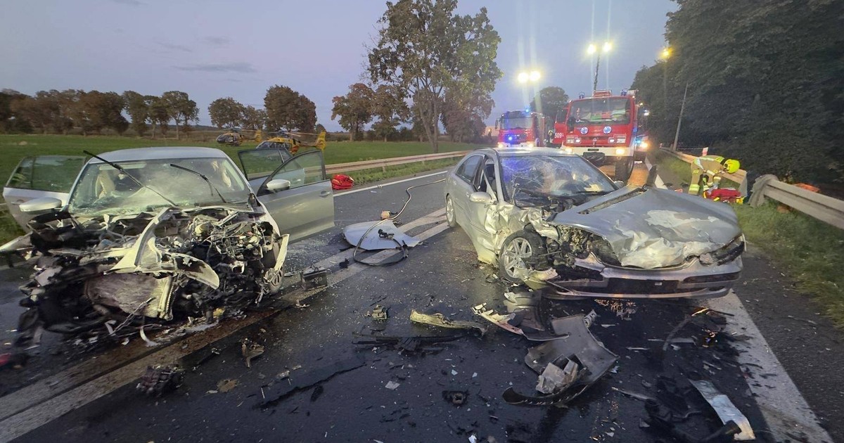 Czołowe zderzenie w Rozbitku. Dziecko przestało oddychać. Trwała walka o życie