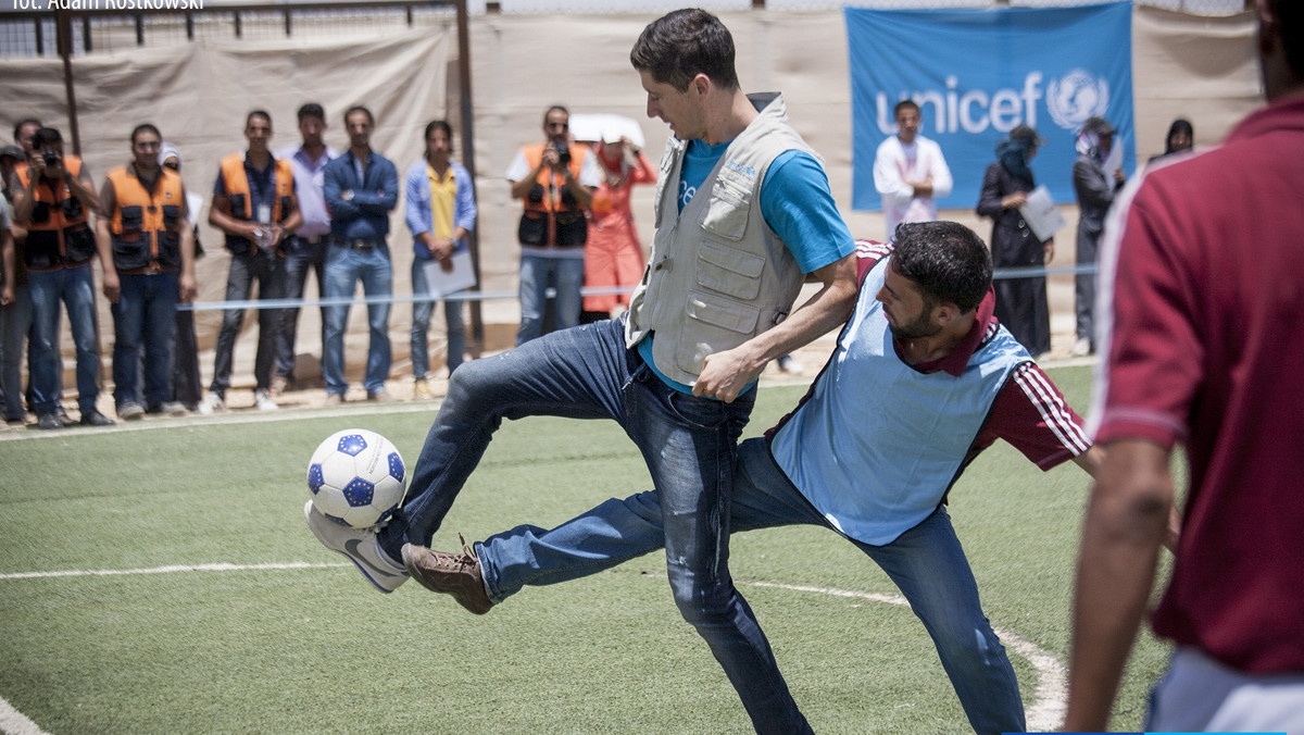 Robert Lewandowski, ambasador dobrej woli UNICEF, wspiera kampanię UNICEF i Unii Europejskiej "Głos Dzieci", w której apeluje o wsparcie dla dzieci będących ofiarami kryzysów humanitarnych. Pod koniec maja odwiedził Zaatari - obóz dla syryjskich uchodźców, gdzie na własne oczy zobaczył, jak cierpią dzieci pozbawione domu, przyjaciół, pozbawione dzieciństwa.