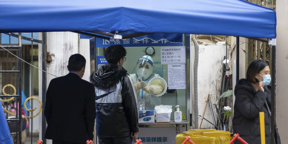 Duża fala infekcji widoczna jest w między innymi w Pekinie, Szanghaju, Kantonie czy Chongqingu 