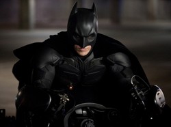 Przeciwnik Batmana bełkocze, a reżyser nic sobie z tego nie robi