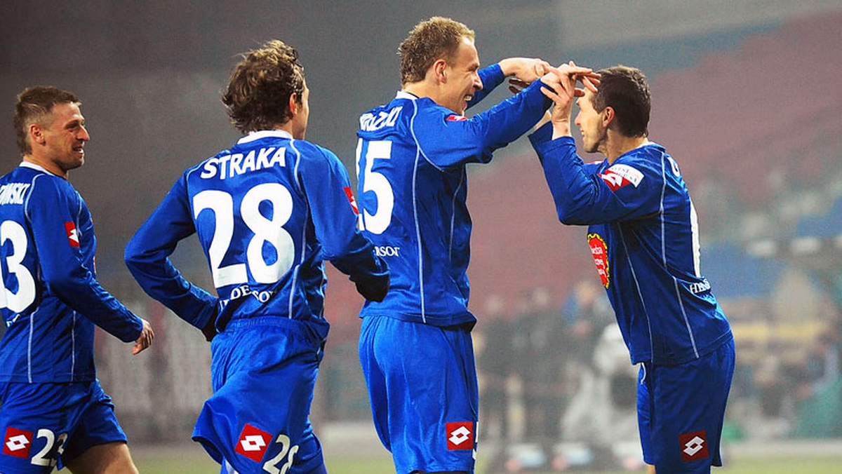 Ruch Chorzów podejmie w piątek Górnika Zabrze w meczu 19. kolejki piłkarskiej Ekstraklasy. Spotkania tych drużyn są określane jako Wielkie Derby Śląska. Zawodnicy Górnika walczyli ostatnio z grypą jelitową, chorzowianie odpadli we wtorek z Pucharu Polski.